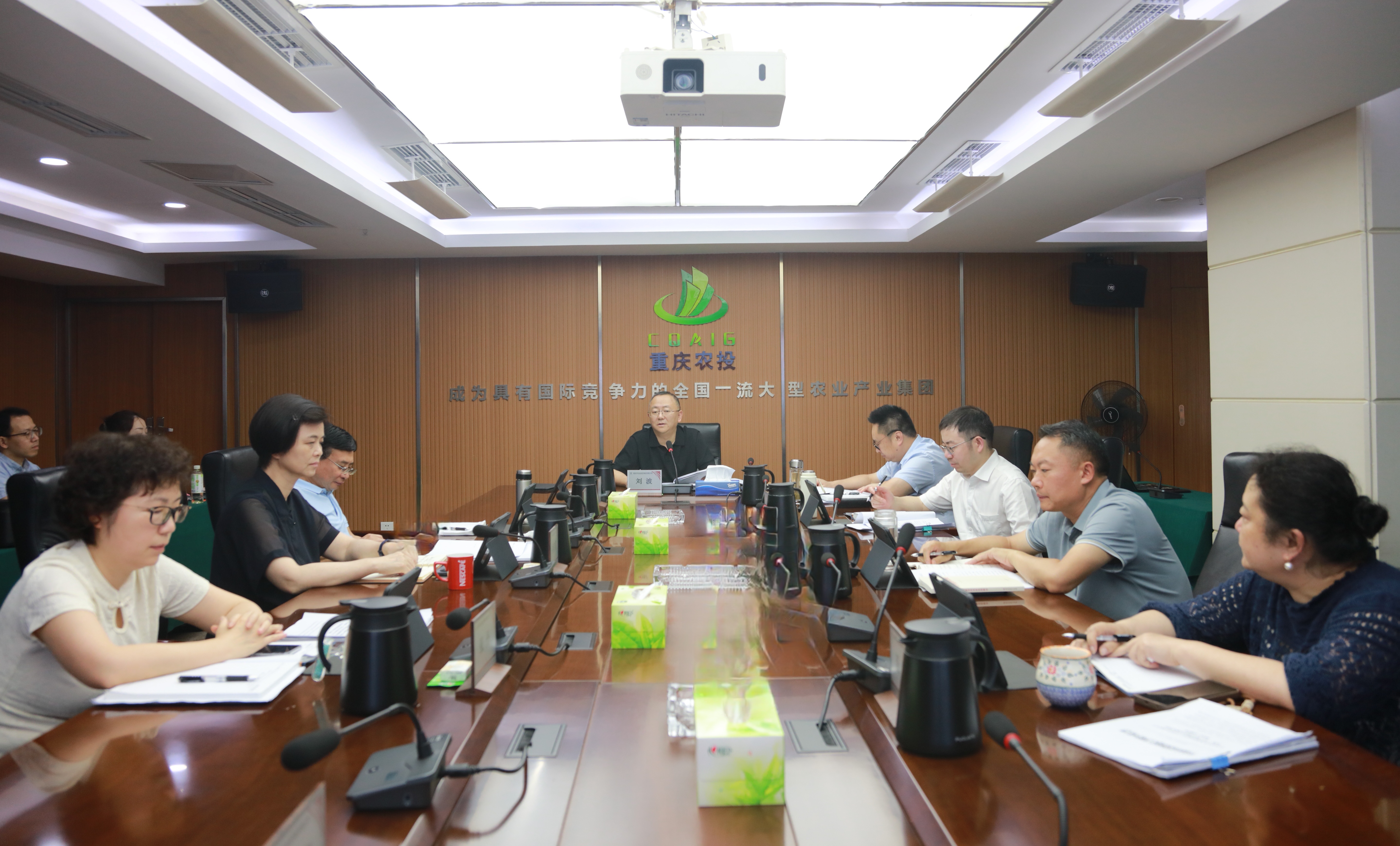 重慶農(nóng)投集團(tuán)黨委舉行理論學(xué)習(xí)中心組2025年第8次學(xué)習(xí)會議暨深入貫徹中央八項規(guī)定精神學(xué)習(xí)教育專題黨課